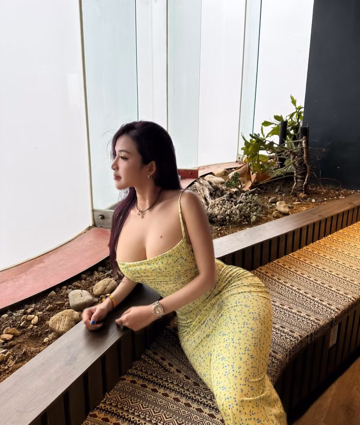 Trang cá nhân của hot girl áo dài này thu hút một lượng lớn người theo dõi, nơi cô thường xuyên chia sẻ những hình ảnh đời thường, những bộ ảnh thời trang cá tính và các video theo xu hướng.