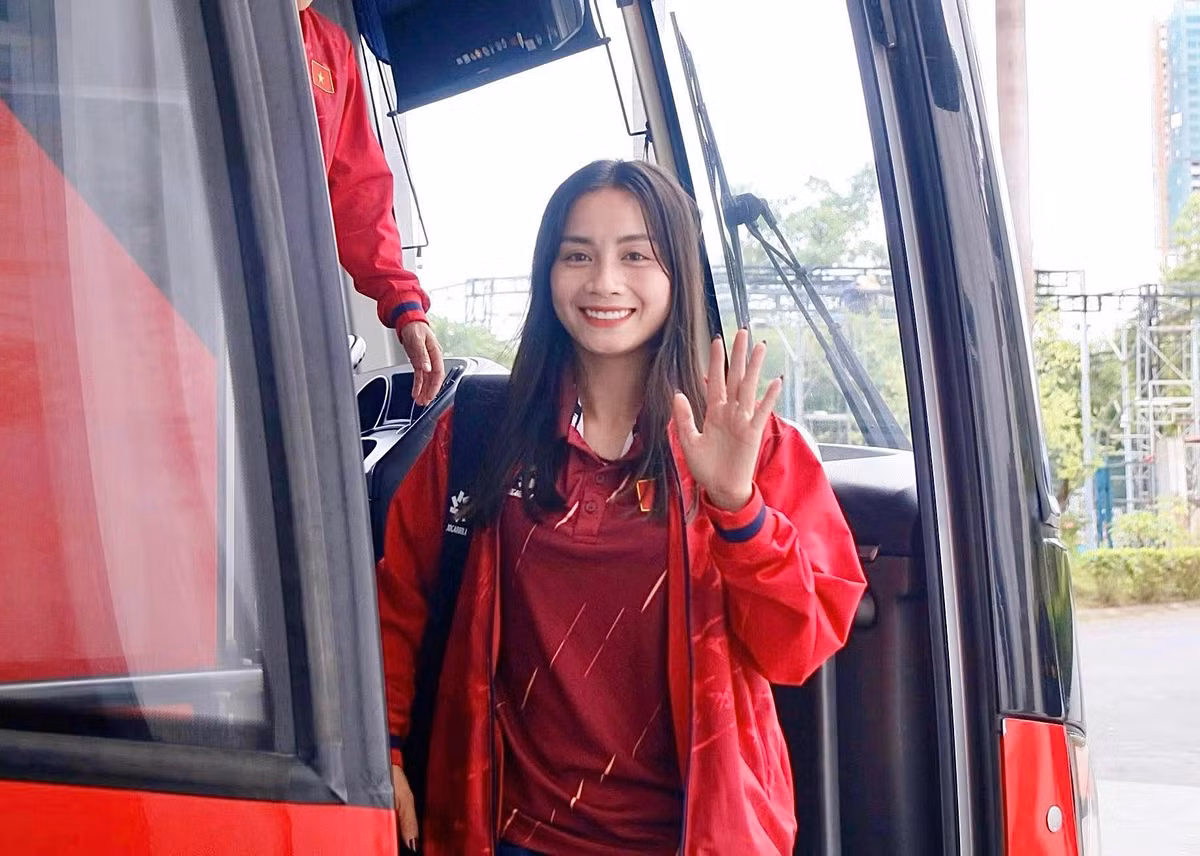 Làn da sáng mịn, hồng hào khỏe mạnh đúng phong cách của Hoàng Loan. Đôi mắt to, sáng giúp biểu cảm của cô luôn thân thiện và giàu năng lượng tích cực.