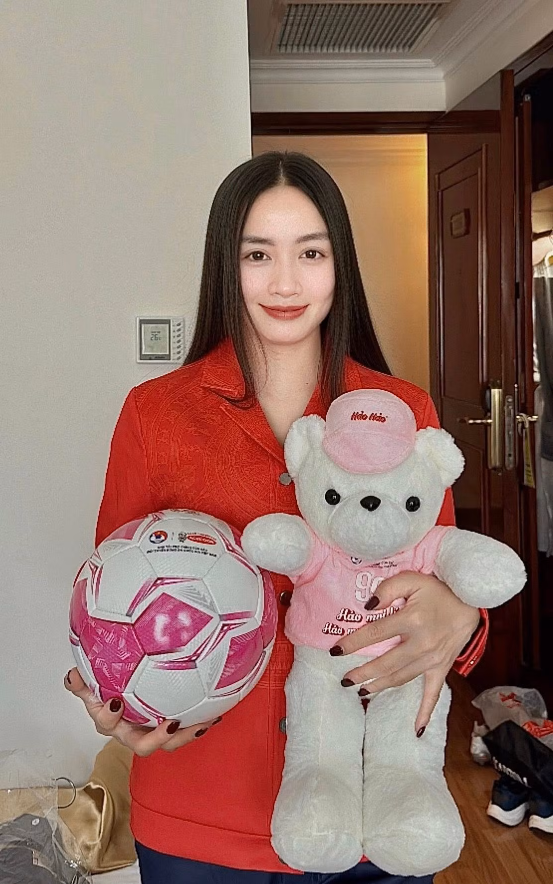 "Hot girl bóng đá" Hoàng Loan mặc áo đỏ của đội tuyển, tóc xõa thẳng gọn gàng và trang điểm nhẹ nhàng nhưng đủ tôn lên đường nét thanh tú.