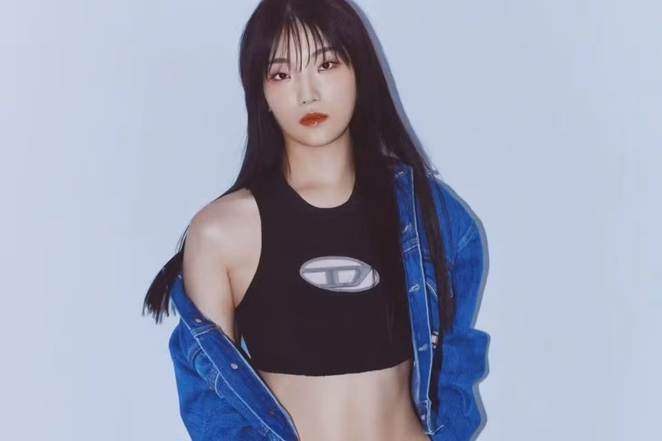 Ngày 28/1, 'thánh mukbang' Hàn Quốc Heebab đăng tải loạt ảnh lên mạng xã hội, nhanh chóng thu hút sự chú ý. Trong những bức hình này, cô xuất hiện với thân hình thon gọn, hầu như không có mỡ thừa. Đặc biệt, phần cơ bụng rõ nét của nữ YouTuber khiến nhiều người không khỏi trầm trồ.