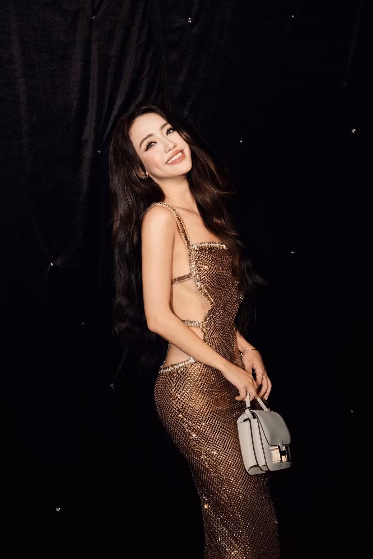 Quỳnh Anh thường xuyên cập nhật hình ảnh cá nhân với những bộ cánh thời thượng, bắt kịp xu hướng, và lần xuất hiện này với chiếc váy cắt xẻ táo bạo không phải là ngoại lệ, cho thấy sự thử nghiệm không ngừng nghỉ của cô trong việc làm mới hình ảnh.