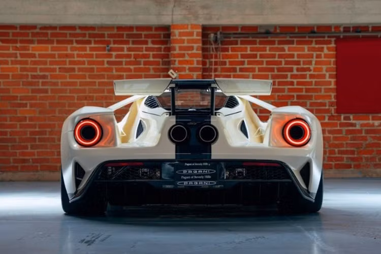 Kể từ đời 2020, xe được nâng cấp với hệ thống ống xả titanium Akrapovic và cánh gió sau điều khiển điện, có khả năng thay đổi góc nghiêng tùy theo chế độ lái và tốc độ.