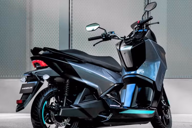 Xe được trang bị mâm hợp kim 14 inch cùng lốp bản rộng, phanh đĩa ở cả hai bánh, đảm bảo hiệu suất phanh an toàn và ổn định. Hệ thống treo gồm phuộc ống lồng phía trước và giảm xóc đôi phía sau.