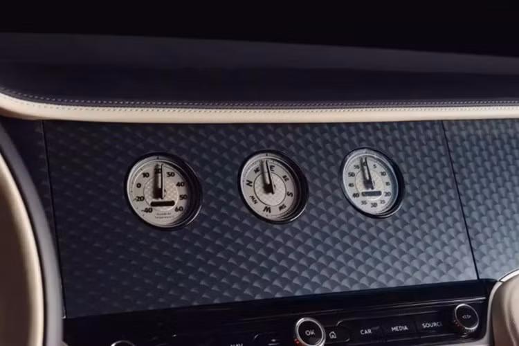 Bentley hoàn thiện bảng táp-lô và ốp cửa bằng veneer Piano Moonbeam mới phủ kim loại đen bóng. Nhôm anodized đen được hãng sử dụng cho bảng điều khiển trung tâm, cửa xe và các chi tiết trang trí. Toàn bộ nút bấm, khe gió và lưới loa đều mang lớp hoàn thiện màu tối satin, tạo điểm nhấn tinh tế nhưng không phô trương.