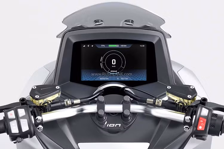 Về thiết kế, TVS M1-S sở hữu ngoại hình mạnh mẽ với phần đầu xe nổi bật nhờ cụm đèn pha đôi và dải đèn LED ban ngày dạng “lông mày”.