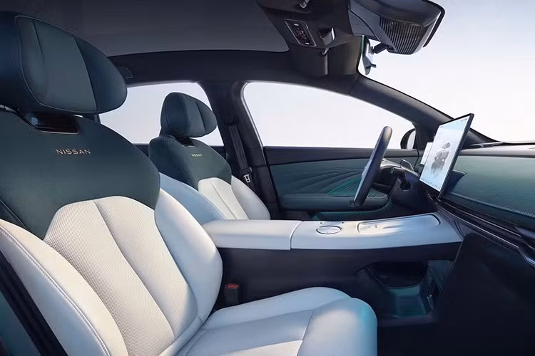 Về thiết kế, mẫu xe Nissan N6 mang nhiều nét tương đồng với N7 với lưới tản nhiệt kín, dải đèn LED liền mạch dạng “vòng sao” cùng logo Nissan phát sáng.