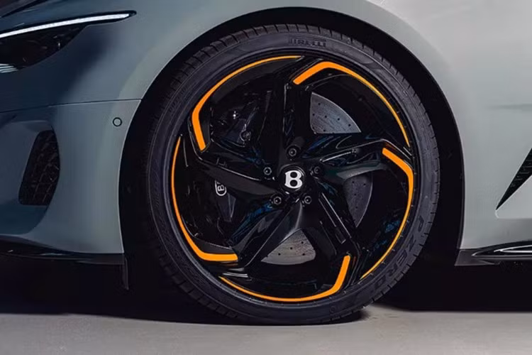 Sức mạnh truyền tới cả bốn bánh qua hộp số ly hợp kép 8 cấp, hỗ trợ bởi vi sai chống trượt điện tử eLSD. Hệ thống khung gầm bao gồm kiểm soát chống lật chủ động, lái bốn bánh và phân bổ mô-men xoắn, đảm bảo sự kết hợp giữa hiệu suất và sự êm ái đặc trưng của Bentley.