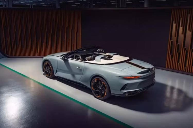 Với mức giá bán dự kiến hơn 1,65 triệu bảng Anh (khoảng 50,3 tỷ đồng), Bentley Batur Convertible không chỉ là phương tiện di chuyển, mà là biểu tượng cá nhân hóa, tuyên ngôn phong cách và sự khéo léo của kỹ nghệ thủ công Anh quốc.