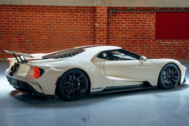 Hiện chiếc Ford GT Heritage Edition này đang được rao bán với mức giá 1,249 triệu USD (tương đương khoảng 32,75 tỷ đồng). Theo một số nguồn tin, phối màu di sản này chỉ được sản xuất giới hạn 27 chiếc.