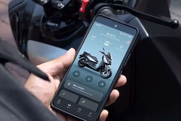 Kính chắn gió cao phía trước tạo thêm cảm giác cứng cáp và phong cách đường trường. Xe có sàn để chân phẳng, yên xe nguyên khối thiết kế bậc tầng, tay dắt sau liền khối, đèn hậu LED và xi nhan sau LED.