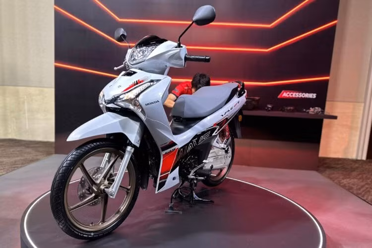Hãng xe Honda Nhật Bản vừa ra mắt phiên nâng cấp của mẫu xe máy số Honda Wave 125i 2025 mới tại thị trường Thái Lan, mang đến hàng loạt nâng cấp đáng chú ý cả về thiết kế lẫn công nghệ.
