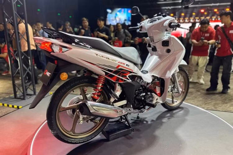 Honda Wave 125i hoàn toàn mới sở hữu diện mạo thể thao hơn, đi kèm khung xe được cải tiến với vật liệu mới và công nghệ hàn hiện đại, giúp tăng độ bền, độ cứng nhưng vẫn đảm bảo trọng lượng nhẹ, mang lại cảm giác điều khiển linh hoạt và dễ dàng hơn trong mọi tình huống.