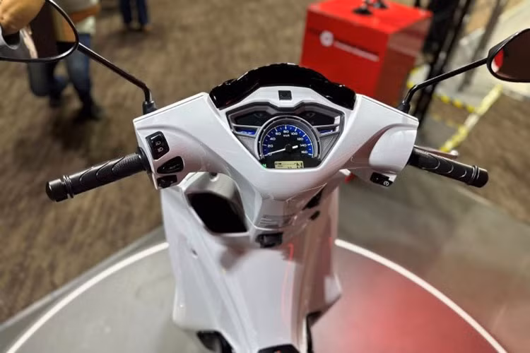 Trên xe được trang bị màn hình LCD Multi-Meter thế hệ mới, kết hợp công nghệ hiển thị hiện đại cho diện mạo tinh tế và hiện đại. Bên cạnh đó, Honda Wave 125 còn được bổ sung cổng sạc Type-C, bên cạnh móc treo xoay giúp tối ưu độ tiện dụng cho người lái.