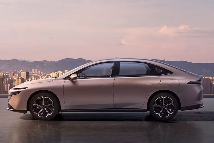 Trước đó, ngày 15/5, mẫu xe điện N7 – sản phẩm BEV đầu tiên của Dongfeng Nissan – đã đạt hơn 10.000 đơn đặt hàng chỉ sau 18 ngày mở bán, lập kỷ lục là mẫu xe thuần điện liên doanh đạt mốc này nhanh nhất ngành.