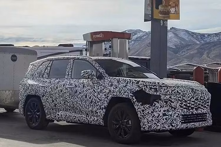 Đầu tiên là hệ truyền động hybrid gồm máy xăng 4 xi-lanh, dung tích 2.0L, cho công suất tối đa 150 mã lực. Thứ hai là hệ truyền động hybrid với máy xăng 2.5L, tạo ra công suất tối đa 182 mã lực. Cả hai đều kết hợp cùng mô-tơ điện, hệ dẫn động cầu trước hoặc hệ dẫn động bốn bánh E-Four. Toyota hiện chưa trang bị hệ truyền động hybrid cắm sạc (PHEV) cho "anh em song sinh" của RAV4.