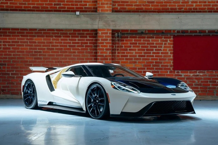 Theo đó, siêu xe Ford GT Heritage Edition đặc biệt này chỉ mới vận hành khoảng 244 km sau hơn 3 năm sử dụng, vì thế chiếc xe vẫn ở tình trạng gần như hoàn hảo.
