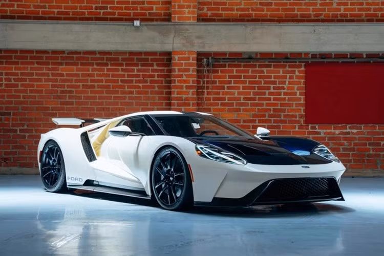 Theo đó, siêu xe Ford GT Heritage Edition đặc biệt này chỉ mới vận hành khoảng 244 km sau hơn 3 năm sử dụng, vì thế chiếc xe vẫn ở tình trạng gần như hoàn hảo.