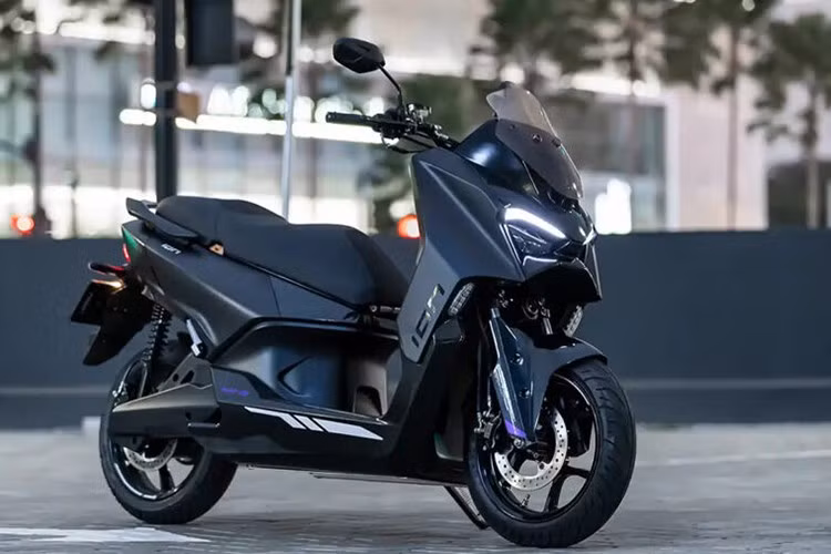 TVS M1-S là mẫu xe tay ga điện đầu tiên của hãng mang phong cách maxi, sau dòng iQube thiên về thiết kế gia đình và dòng TVS X đậm chất thể thao. Mẫu xe này hứa hẹn sẽ nâng tầm vị thế của TVS trong thị trường xe điện toàn cầu.