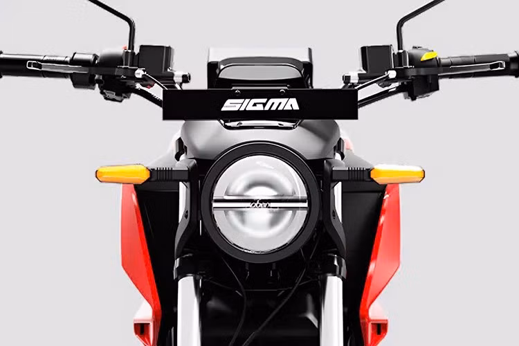 Xe có khoảng sáng gầm 200 mm, giảm xóc sau mono-shock điều chỉnh 7 cấp, và lốp rộng 130/70-17 giúp ổn định khi di chuyển. Yên xe cũng được thiết kế với dạng công thái học, mang lại sự thoải mái hơn cho những chuyến đi dài.