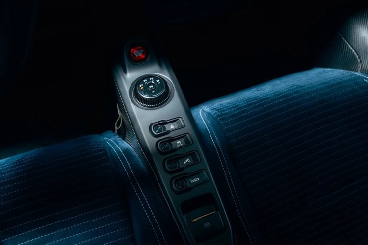 Cung cấp sức mạnh cho chiếc Ford GT này là động cơ V6 EcoBoost twin-turbo 3.0L, công suất 669 mã lực, kết hợp hộp số ly hợp kép 7 cấp Getrag và hệ dẫn động cầu sau.