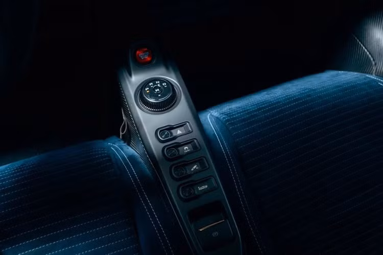 Cung cấp sức mạnh cho chiếc Ford GT này là động cơ V6 EcoBoost twin-turbo 3.0L, công suất 669 mã lực, kết hợp hộp số ly hợp kép 7 cấp Getrag và hệ dẫn động cầu sau.