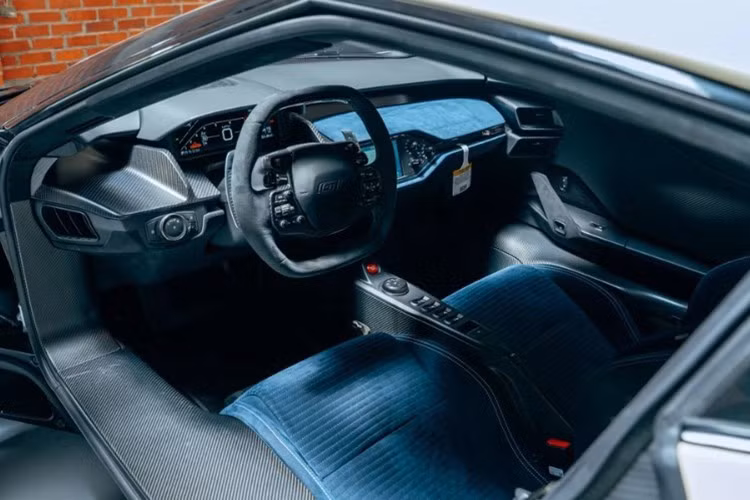 Bên trong khoang lái, xe được trang bị bảng đồng hồ kỹ thuật số 10 inch hiển thị đầy đủ thông số vận hành. Nhiều chi tiết nội thất như: trần xe, vô-lăng và bảng táp-lô, được bọc da Alcantara mang phong cách thể thao.