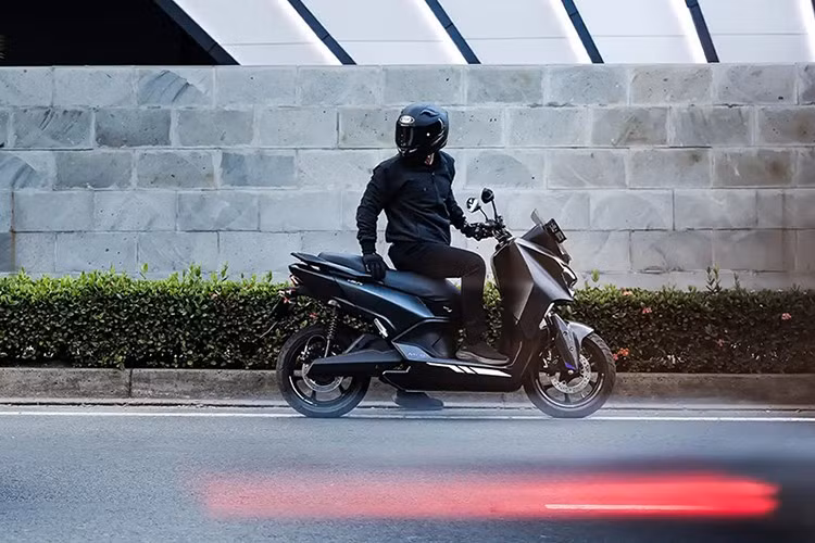 Đây là mẫu xe có thiết kế theo phong cách maxi scooter – một phong cách đặc trưng của các dòng xe tay ga cỡ lớn, thể thao và tiện nghi.
