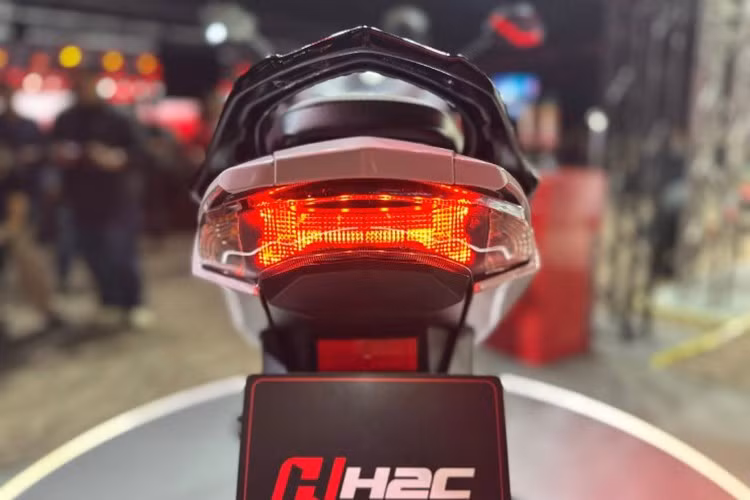 Cụm đèn hậu LED thiết kế mới cũng mang đến vẻ ngoài bóng bẩy và khác biệt, đồng thời cải thiện khả năng chiếu sáng hơn so với Wave 125 thế hệ cũ.