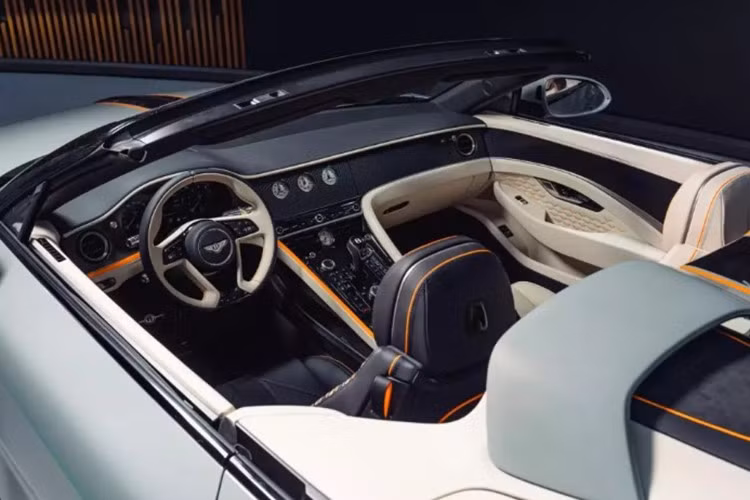 Khoang lái của Batur Convertible được phối da Beluga và Hotspur hai tông màu, kết hợp với Dinamica - chất liệu giả da lộn làm từ polyester tái chế. Hệ thống ghế sử dụng vải chần bông “Batur Chevron” độc quyền, trong khi tựa đầu, vô lăng và cần số đều được thêu họa tiết Batur đồng bộ về thiết kế.