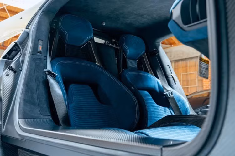 Ghế ngồi được sử dụng chất liệu Alcantara màu xanh Lightspeed Blue cổ điển, tạo điểm nhấn tương phản với các chi tiết ốp carbon. Thiết kế nội thất tập trung vào yếu tố tối giản, nhằm giảm trọng lượng nhưng vẫn giữ được sự tinh tế đặc trưng của một siêu xe hàng hiếm.