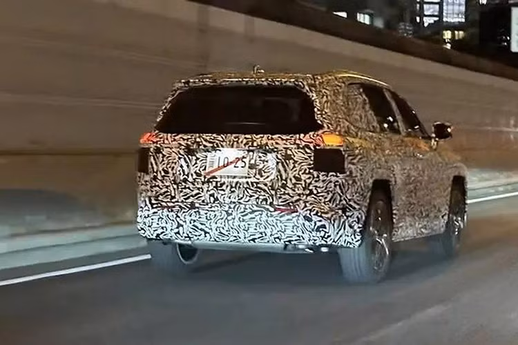 Cụ thể, phiên bản tiêu chuẩn của Toyota Wildlander 2026 sử dụng động cơ xăng 4 xi-lanh hút khí tự nhiên dung tích 2.0L, cho công suất tối đa 169 mã lực, đi kèm tùy chọn hệ dẫn động cầu trước hoặc dẫn động bốn bánh. Ngoài ra, xe có hai phiên bản hybrid tự sạc.