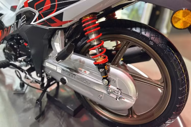 Honda Wave 125 vẫn được trang bị động cơ 4 thì PGM-Fi SOHC dung tích 125 cc làm mát bằng gió, đi kèm hộp số 4 cấp. Theo công bố từ nhà sản xuất, mức tiêu thụ nhiên liệu của mẫu xe số phổ thông này lên đến 71,4 km/lít xăng (1,4 lít/100 km).