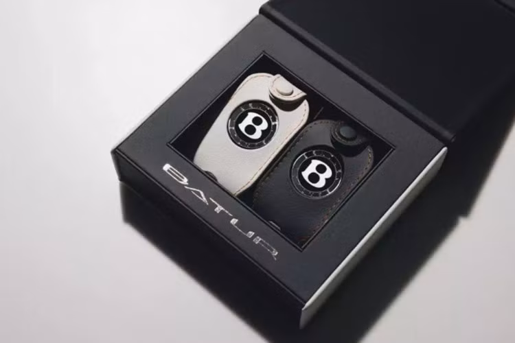 Cung cấp sức mạnh cho Bentley Batur Convertible là khối động cơ W12 6.0L tăng áp kép cho công suất 740 mã lực và 1.000 Nm mô-men xoắn. Đây là mẫu xe cuối cùng sử dụng động cơ W12 trước khi bị ngừng sản xuất.