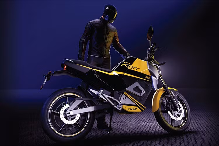 Người dùng có thể lựa chọn giữa hai loại pin – 3,4 kWh và 4,4 kWh – cả hai đều sử dụng công nghệ pin hiệu suất cao LFP độc quyền của Oben, có khả năng chịu nhiệt tốt hơn và tuổi thọ gấp đôi so với pin thông thường. Quãng được hoạt động khi sạc đầy lên tới 175 km và xe có hỗ trợ sạc nhanh với chỉ 1,5 giờ đạt 80% pin.