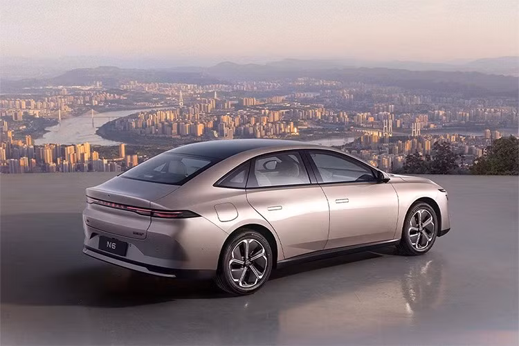 Tay nắm cửa của Nissan N6 PHEV 2026 dạng ẩn và cụm đèn hậu LED chạy ngang, tích hợp dòng chữ “NISSAN” phát sáng, góp phần tăng tính hiện đại.