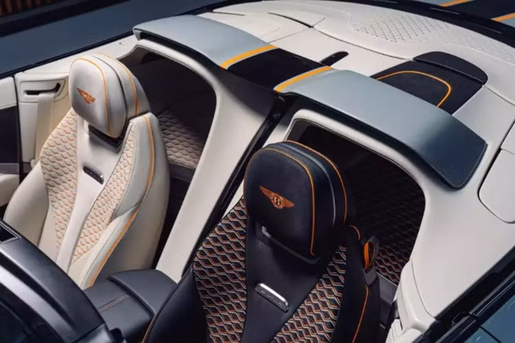 Bentley cũng chú trọng yếu tố bền vững khi lựa chọn các vật liệu thân thiện môi trường cho nội thất xe, bao gồm da thuộc ít CO₂ từ quy trình thuộc tự nhiên, Dinamica tái chế và veneer có nguồn gốc bền vững.