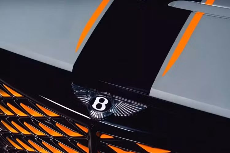Bentley chế tác thân xe từ các tấm nhôm tạo hình thủ công, kết hợp những chi tiết titan in 3D tinh xảo. Lưới tản nhiệt hai tông màu nổi bật với hiệu ứng chuyển sắc tinh tế, từ Titanium tối ở trung tâm lan dần ra viền đen bóng, tạo chiều sâu và cảm giác uy lực cho phần đầu xe.
