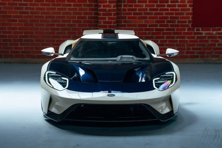 Ford GT Heritage Edition là phiên bản siêu xe giới hạn, được Ford phát triển để tri ân mẫu GT/105 ra đời năm 1964 – nguyên mẫu thử nghiệm đã góp phần tạo nên huyền thoại đường đua GT40.