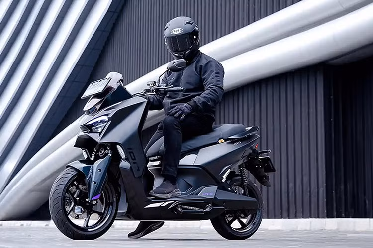 Xe máy điện TVS M1-S 2025 mới là sản phẩm của TVS Motor - một trong những nhà sản xuất xe hai bánh và ba bánh hàng đầu của Ấn Độ.