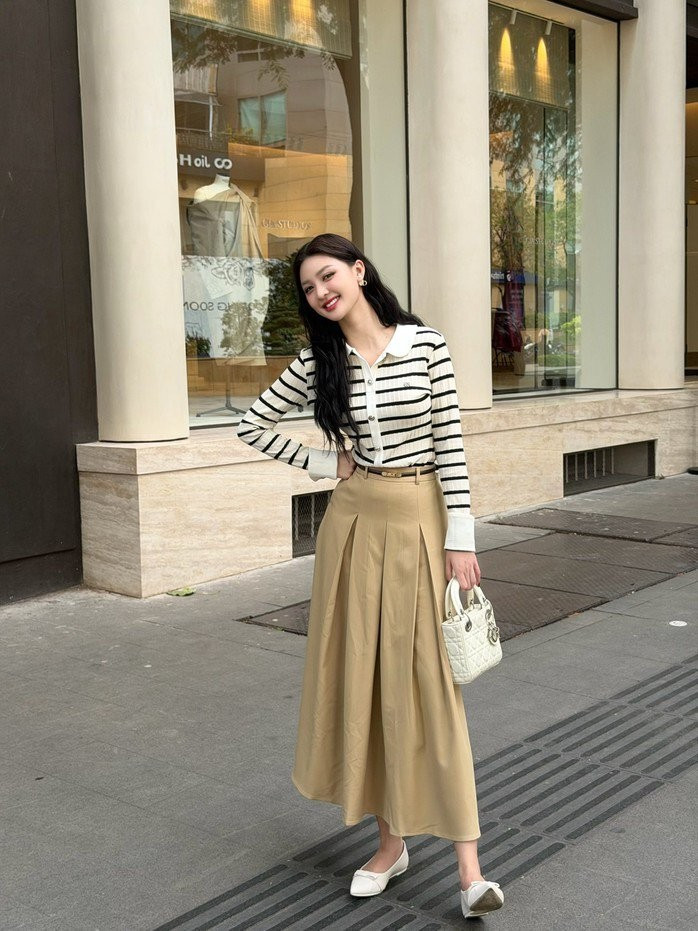 Không chỉ tỏa sáng trên sân khấu nhan sắc, đời thường của Cẩm Ly cũng nhận về nhiều lời khen. Cô theo đuổi phong cách ngọt ngào, ăn diện kín đáo.