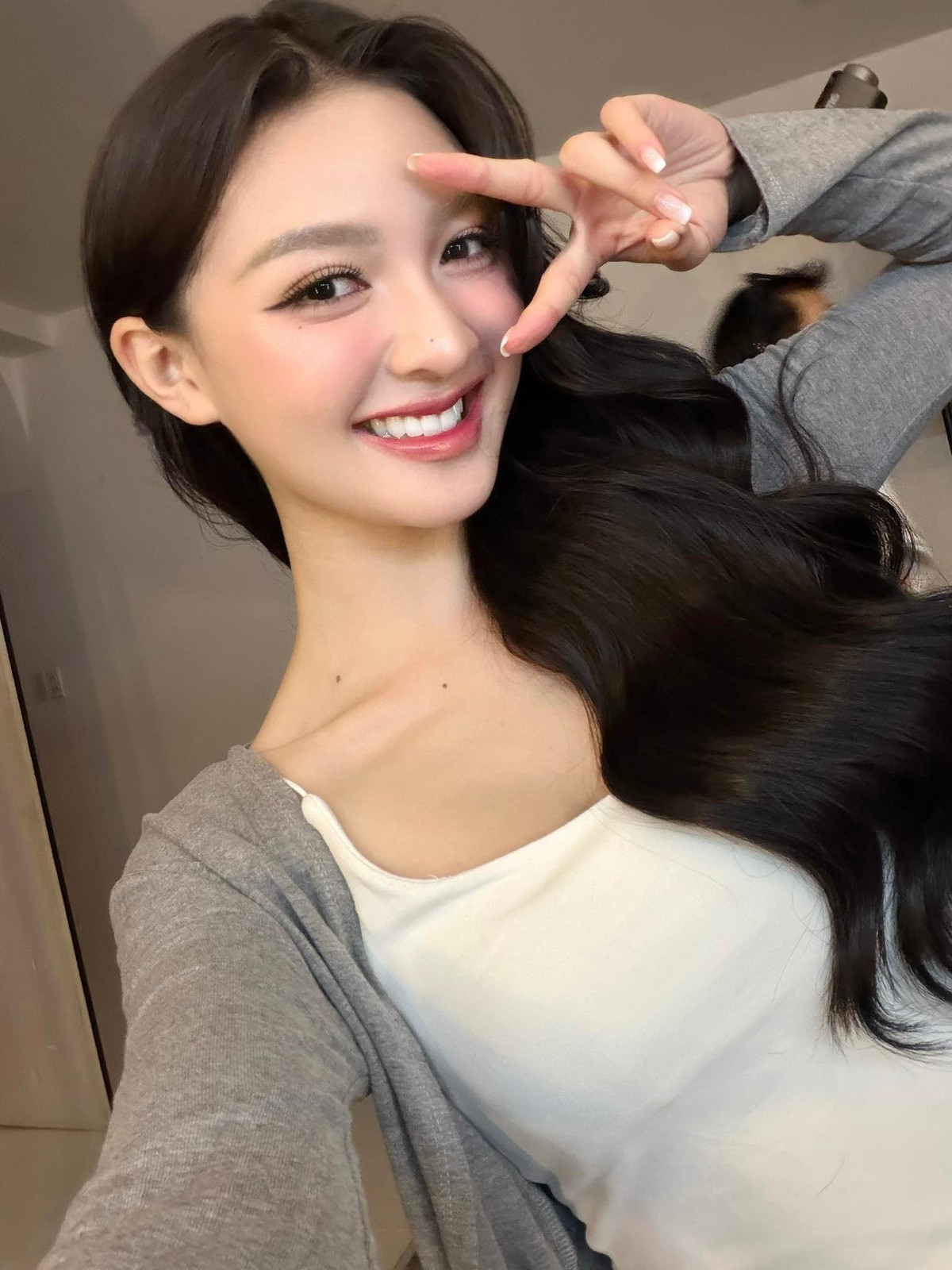 Trong suốt hành trình dự thi, Cẩm Ly gây chú ý khi liên tục góp mặt ở nhiều hạng mục phụ, có thể kể đến Top 5 Người đẹp Thời trang, Top 10 Gương mặt khả ái, Top 6 Người đẹp Nữ công gia chánh cùng danh hiệu Người đẹp khu vực Tây Nguyên.