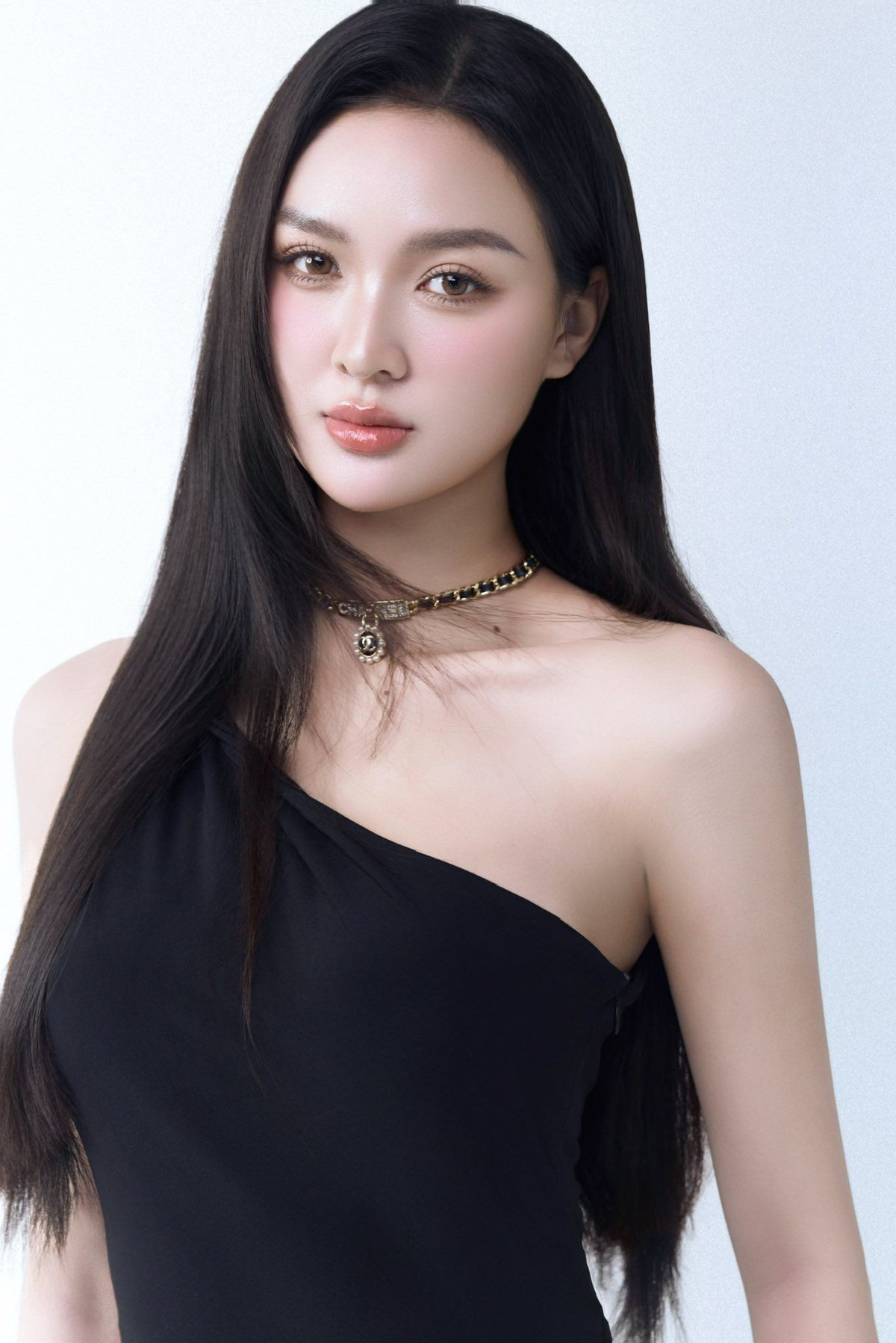 Bên cạnh các hoạt động liên quan đến sắc đẹp, Cẩm Ly hiện theo học tại Học viện Hàng không Việt Nam và song song làm người mẫu ảnh tự do. Nàng Á hậu duy trì lối sống năng động với các bộ môn như gym, bơi lội, đạp xe hay pickleball nhằm giữ gìn vóc dáng và thể lực. Hình ảnh Cẩm Ly theo đuổi được xây dựng theo hướng chỉn chu, hiện đại và bền bỉ trên con đường phát triển lâu dài.