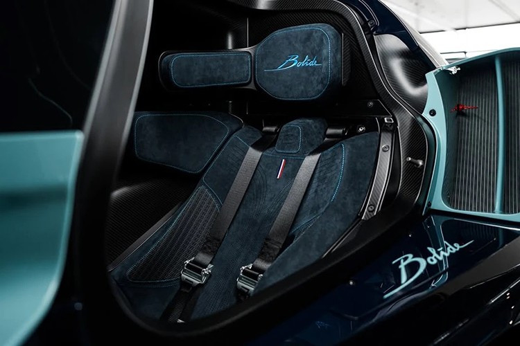 Bugatti Bolide trang bị động cơ W16 với 4 bộ turbo 8.0L giống với Chiron, nhưng công suất tăng lên mức 1.600 mã lực và mô-men xoắn 1.600 Nm.Kết hợp cùng hộp số ly hợp kép 7 cấp và hệ dẫn động 4 bánh toàn thời gian, khả năng tăng tốc 0-100 km/h trong 2,2 giây, tốc độ tối đa có thể hơn 501 km/h.