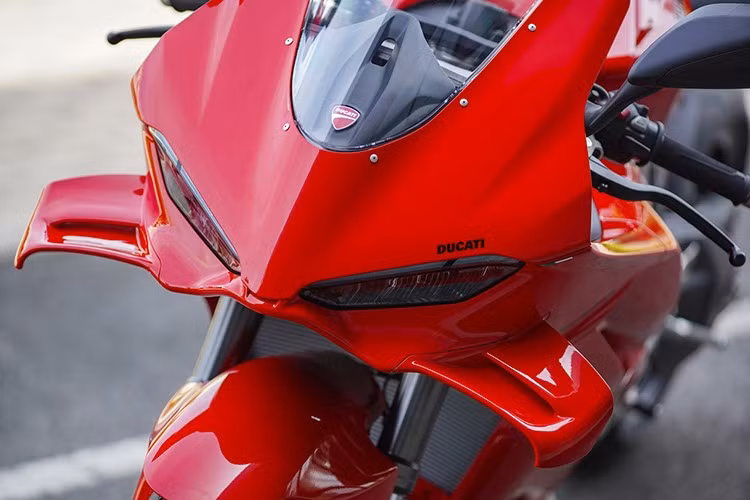 Trên Panigale V4 2025 mới, hãng xe Ducati loại bỏ cụm hốc gió truyền thống, thay bằng đèn LED lớn tích hợp dải định vị chữ V đặc trưng; bộ đèn mới đồng thời tích hợp xi-nhan. Phần đầu xe nâng cao thêm 25 mm, cửa hút gió trung tâm đặt bên dưới cụm đèn pha.