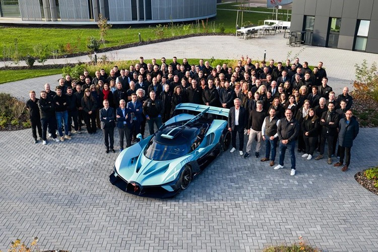 Tính từ khi bắt đầu bàn giao những chiếc hypercar Bugatti Bolide đầu tiên, sau 1 năm chiếc Hypercar động cơ W16 8.0L cuối cùng đã lăn bánh khỏi nhà máy Molsheim (Pháp).