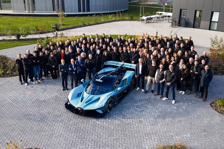 Tính từ khi bắt đầu bàn giao những chiếc hypercar Bugatti Bolide đầu tiên, sau 1 năm chiếc Hypercar động cơ W16 8.0L cuối cùng đã lăn bánh khỏi nhà máy Molsheim (Pháp).