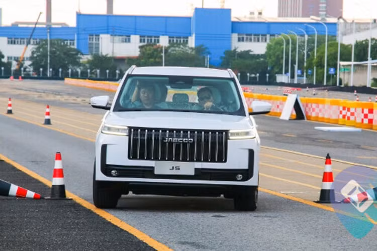 Việc công bố kế hoạch lắp ráp hai mẫu xe tại Việt Nam cho thấy Omoda &amp; Jaecoo đang có chiến lược đầu tư bài bản, thay vì chỉ kinh doanh ngắn hạn. Sau hơn một năm gia nhập thị trường, thương hiệu này đã có gần 40 đại lý chính hãng trên toàn quốc và phân phối nhiều phiên bản của hai mẫu C5 và J7.