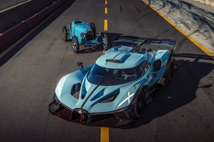 Năm 2021, Bolide được công bố giá bán 4,7 triệu USD quy đổi khoảng 123,9 tỷ đồng, chưa bao gồm các tùy chọn đắt đỏ trị giá hàng triệu USD khác.