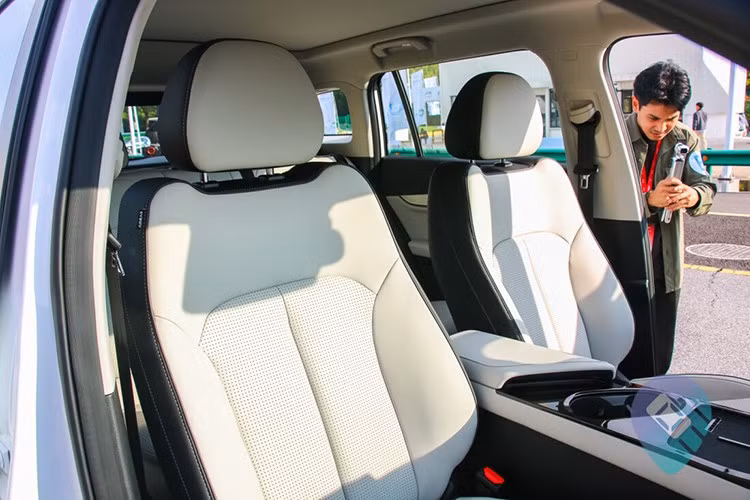 Một trong những điểm đáng chú ý của J5 là sự đa dạng về hệ truyền động. Theo kế hoạch, xe tại Việt Nam sẽ có ba tùy chọn gồm động cơ đốt trong (ICE), hybrid cắm sạc (PHEV) và thuần điện (EV). Tại Malaysia, bản ICE được trang bị động cơ xăng tăng áp 1.5L cho công suất 145 mã lực và mô-men xoắn 210 Nm.