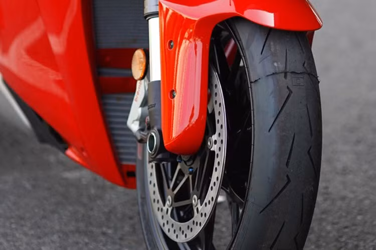 Panigale V4 trang bị phuộc trước Showa (BPF) hành trình ngược có đường kính 43mm, có thể điều chỉnh độ nén và mức độ giảm chấn, phuộc sau Öhlins NPX/TTX điều khiển điện tử thế hệ thứ ba, bánh xe nhôm đúc có thiết kế chữ Y 5 chấu, kết hợp bộ lốp Pirelli Diablo Supercorsa SP V4 có kích thước 120/70 ZR 17 cho bánh trước và 200/60 ZR 17 cho bánh sau.